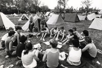 500428 Afbeelding van het tentenkamp op een stuk grasland bij het universiteitscentrum De Uithof te Utrecht, ter ...
